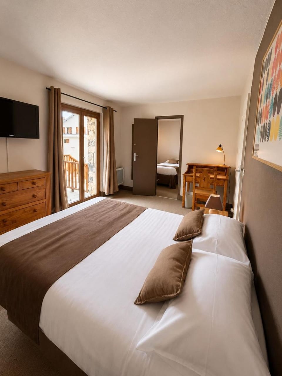 Photo of the whole room, Bedroom