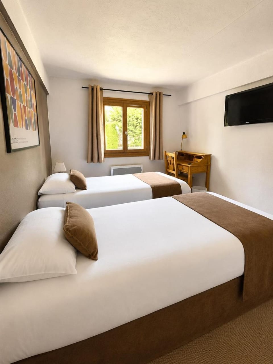 Photo of the whole room, Bedroom