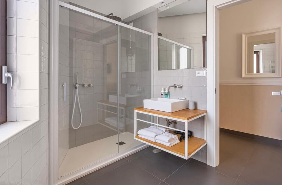 Shower, Bathroom, towels