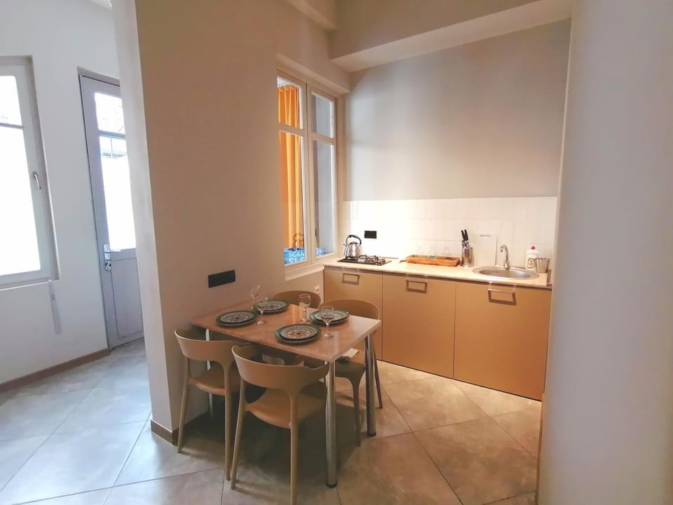 Kitchen or kitchenette, Dining area