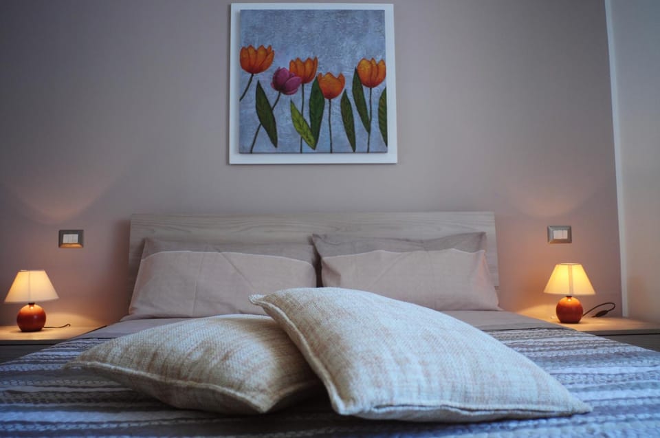 Bed, Photo of the whole room, Decorative detail, Bedroom