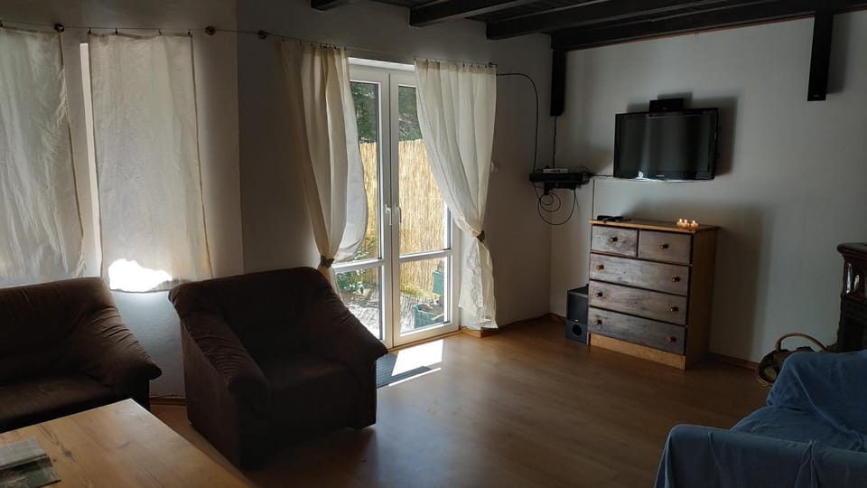 TV and multimedia, Living room, Seating area, Evening entertainment