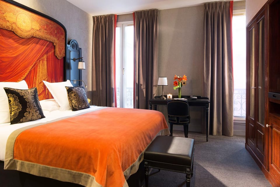 Photo of the whole room, Decorative detail
