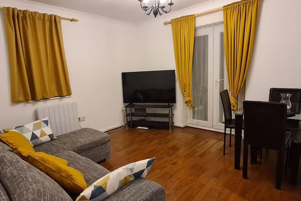 Communal lounge/ TV room, TV and multimedia, Living room, Seating area, Evening entertainment