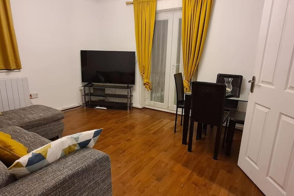 Communal lounge/ TV room, TV and multimedia, Living room, Seating area, Evening entertainment