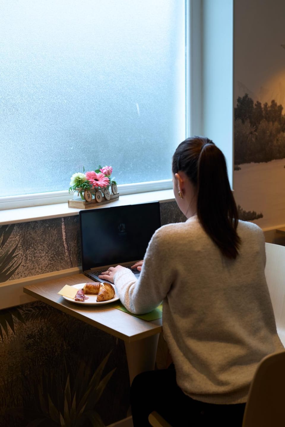 People, Living room, Food and drinks, Seating area, Food, Guests, Breakfast, group of guests