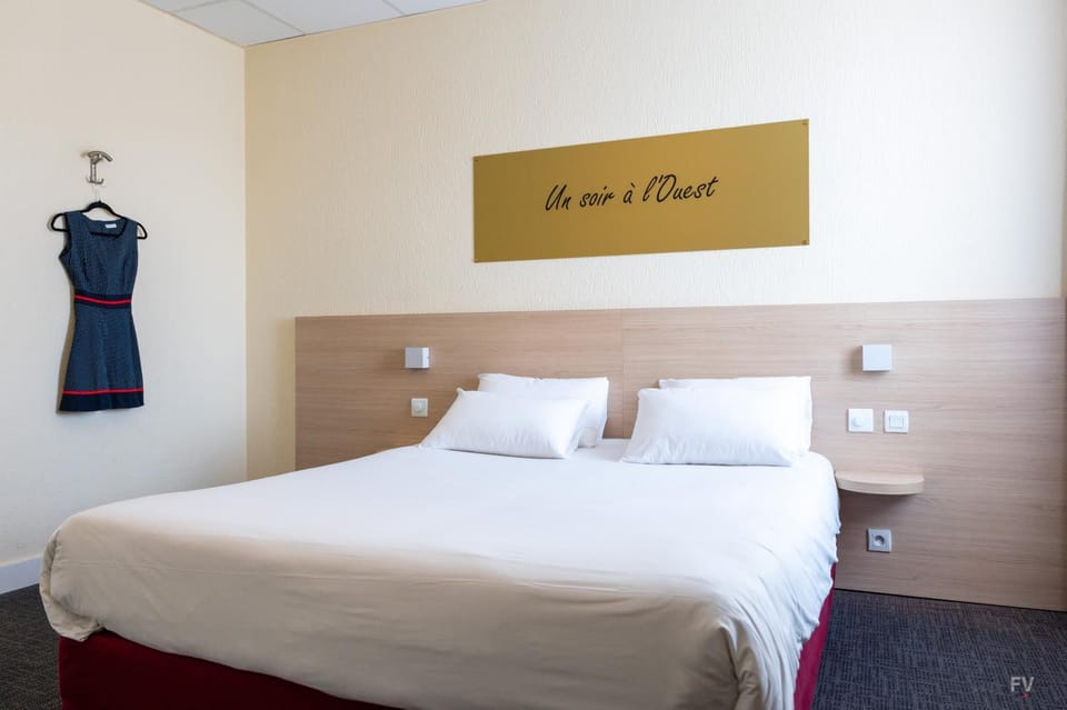 Shower, Bed, Bathroom, TV and multimedia, Photo of the whole room, Bedroom, Bath