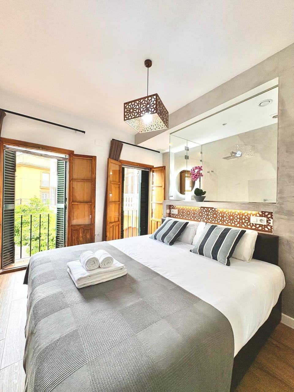 Bed, Photo of the whole room, Bedroom, towels