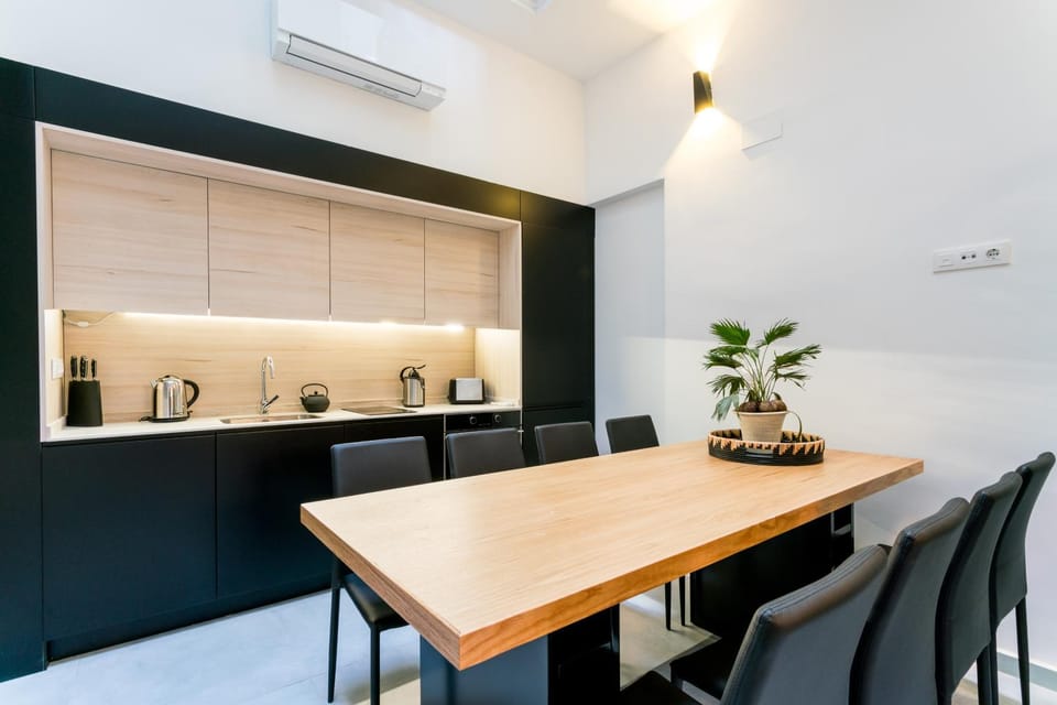 Kitchen or kitchenette, Dining area