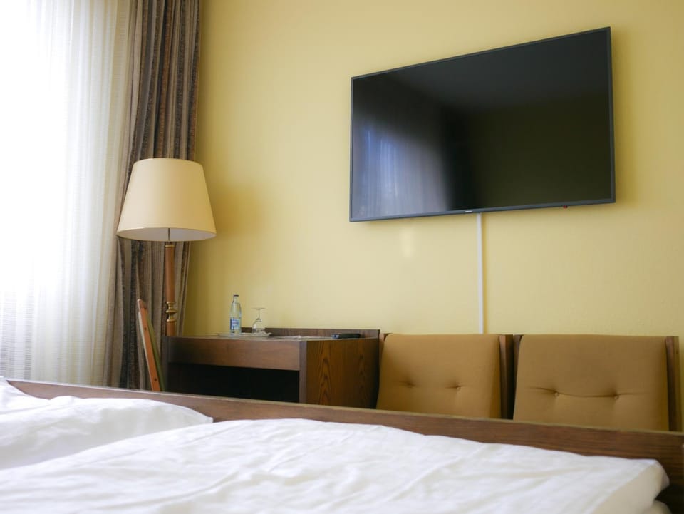 Bed, TV and multimedia, Bedroom