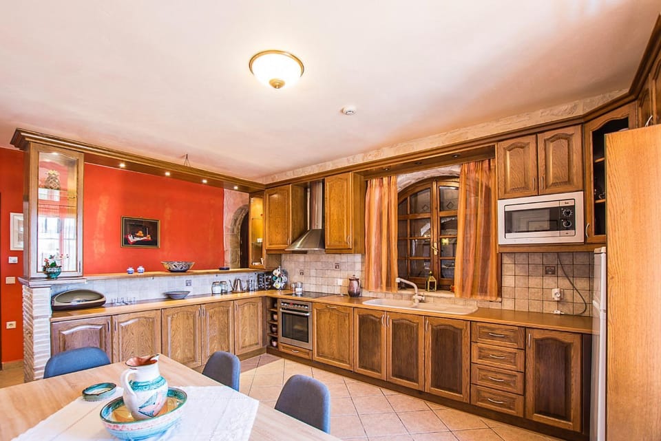 Kitchen or kitchenette, oven, stove