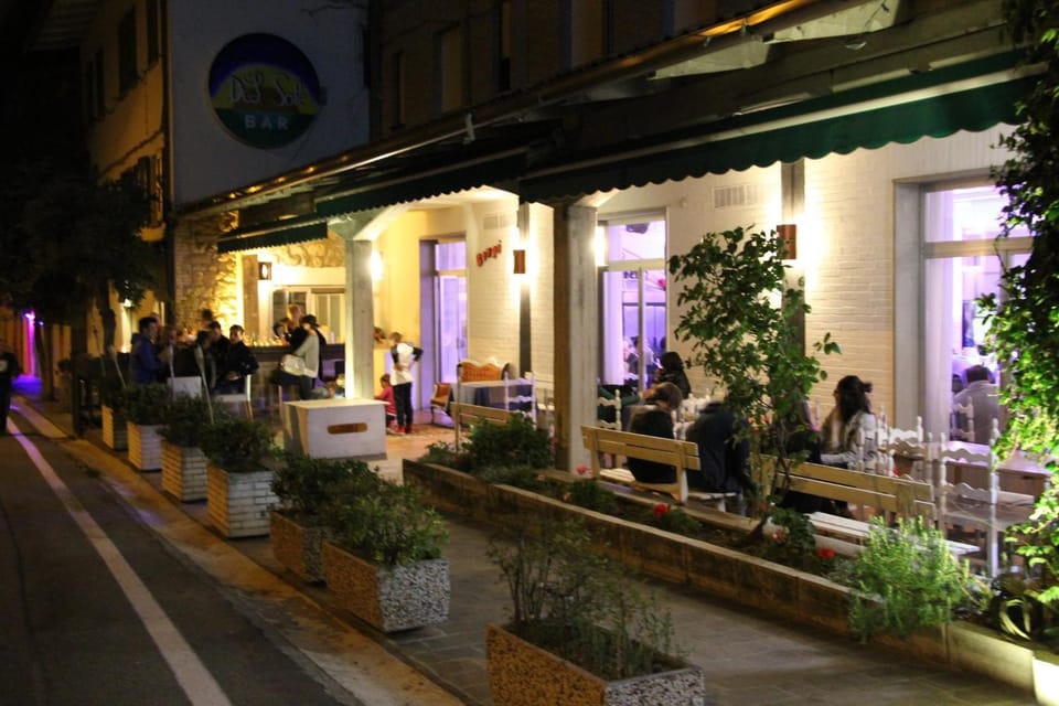 Restaurant/places to eat, Lounge or bar