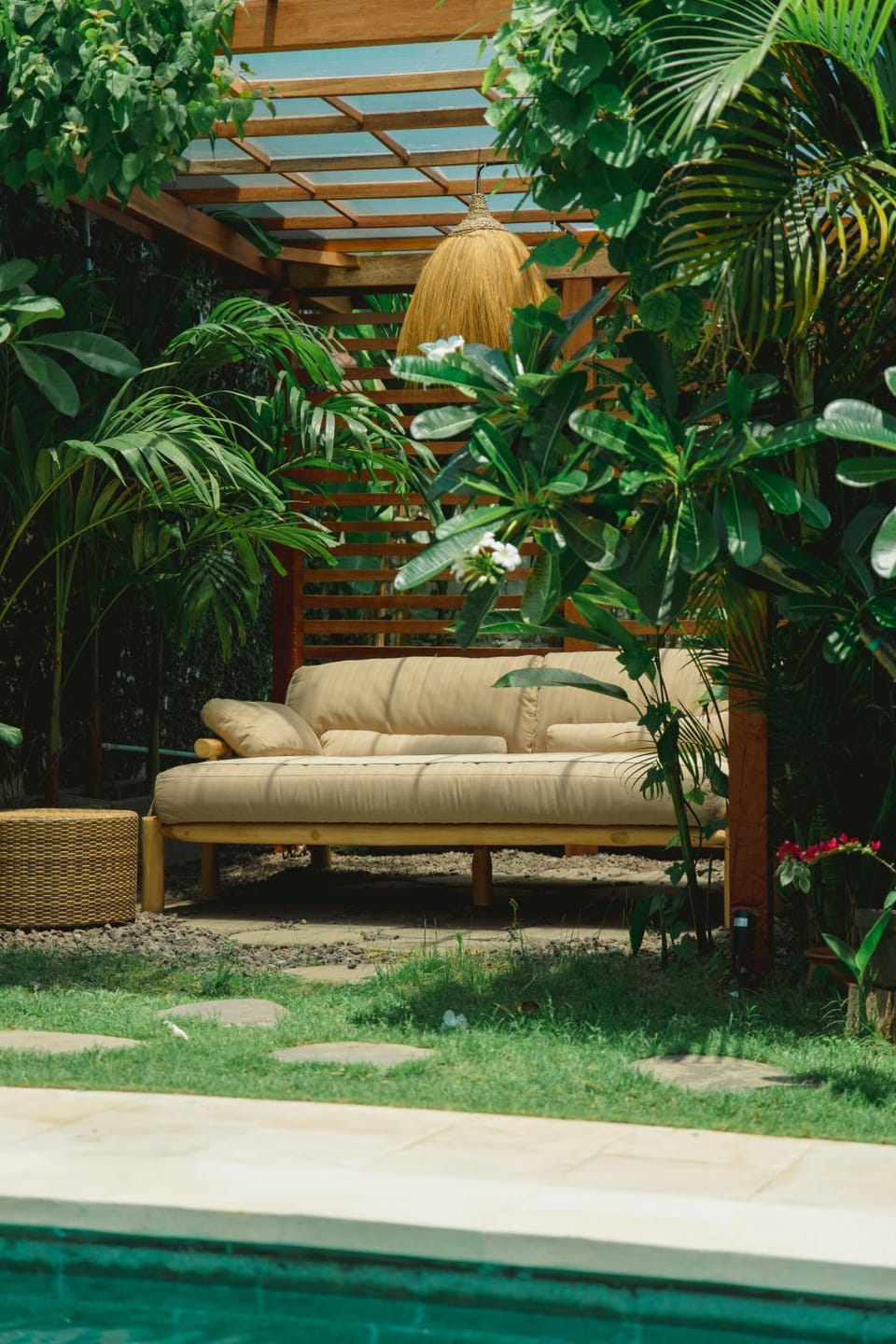Day, Garden, Seating area, Garden view, Pool view, Swimming pool, sunbed