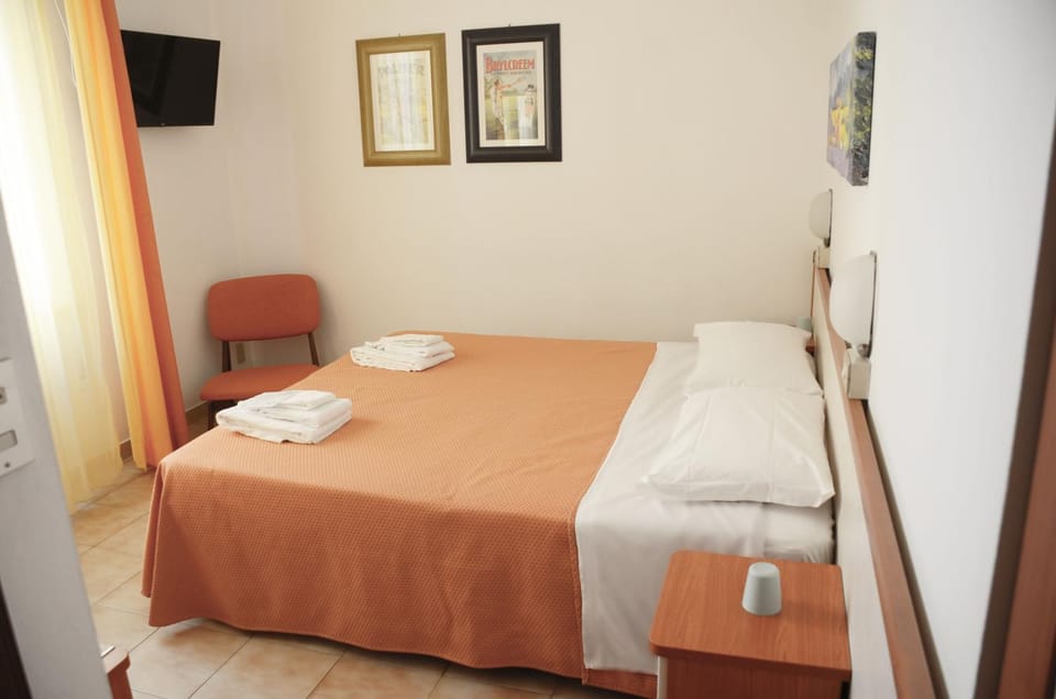 Bed, TV and multimedia, Photo of the whole room, Bedroom, towels