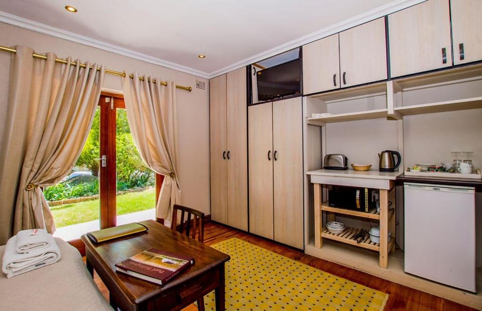 Kitchen or kitchenette, Garden view