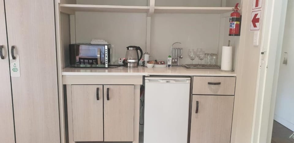 Coffee/tea facilities, Kitchen or kitchenette, stove