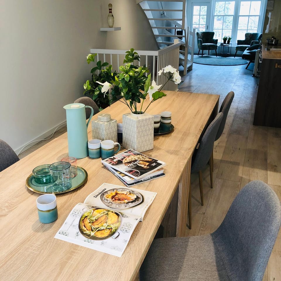 LUXE TOPLOCATIE! Monument hartje centrum Dordrecht, 2 badkamers, 2 keukens, tuintje (10 personen) Apartment in Dordrecht