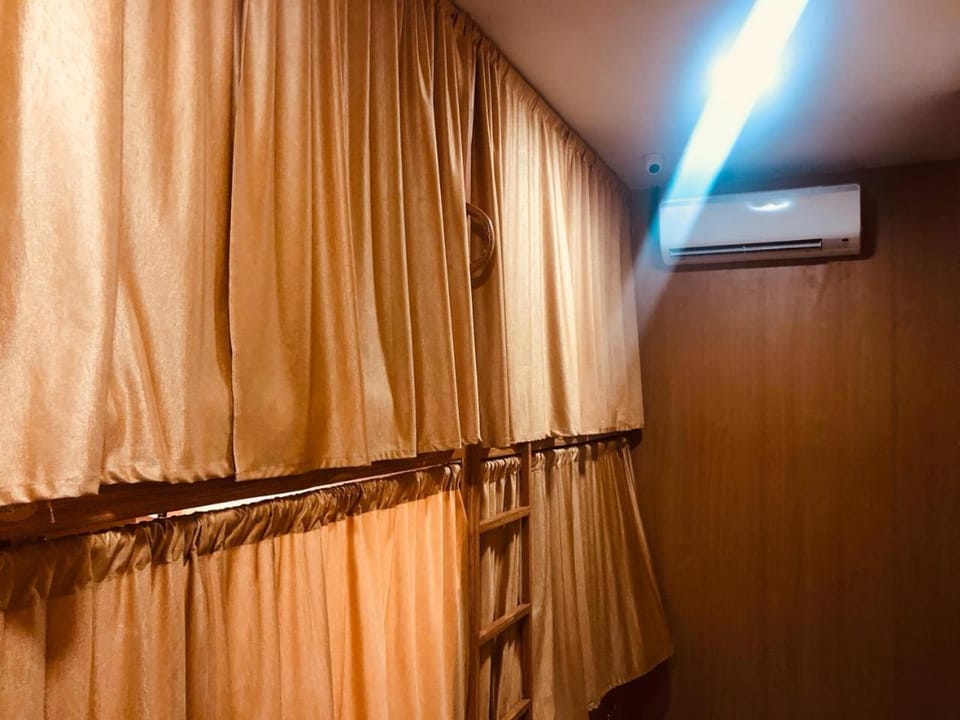 Communal lounge/ TV room, Spa and wellness centre/facilities, bunk bed