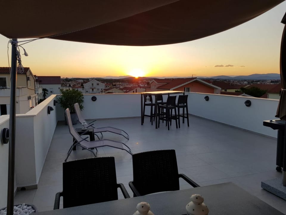 Summer, BBQ facilities, City view, Landmark view, Mountain view, Street view, Alcoholic drinks, Non alcoholic drinks