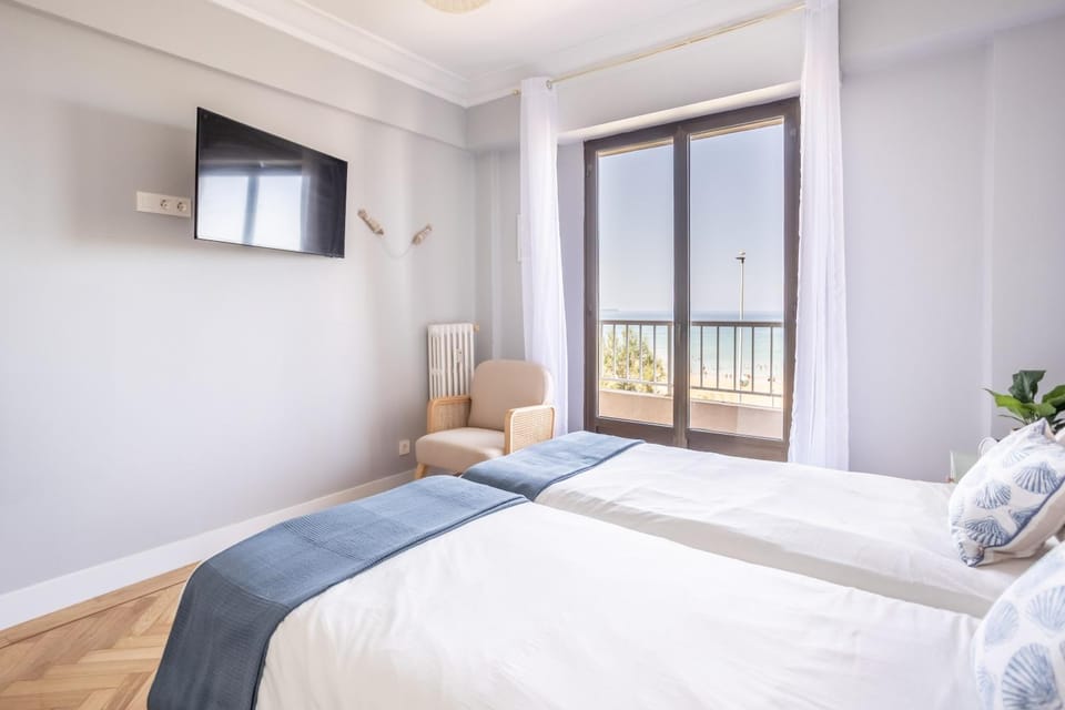 Bed, TV and multimedia, Balcony/Terrace, Beach, Bedroom, Sea view