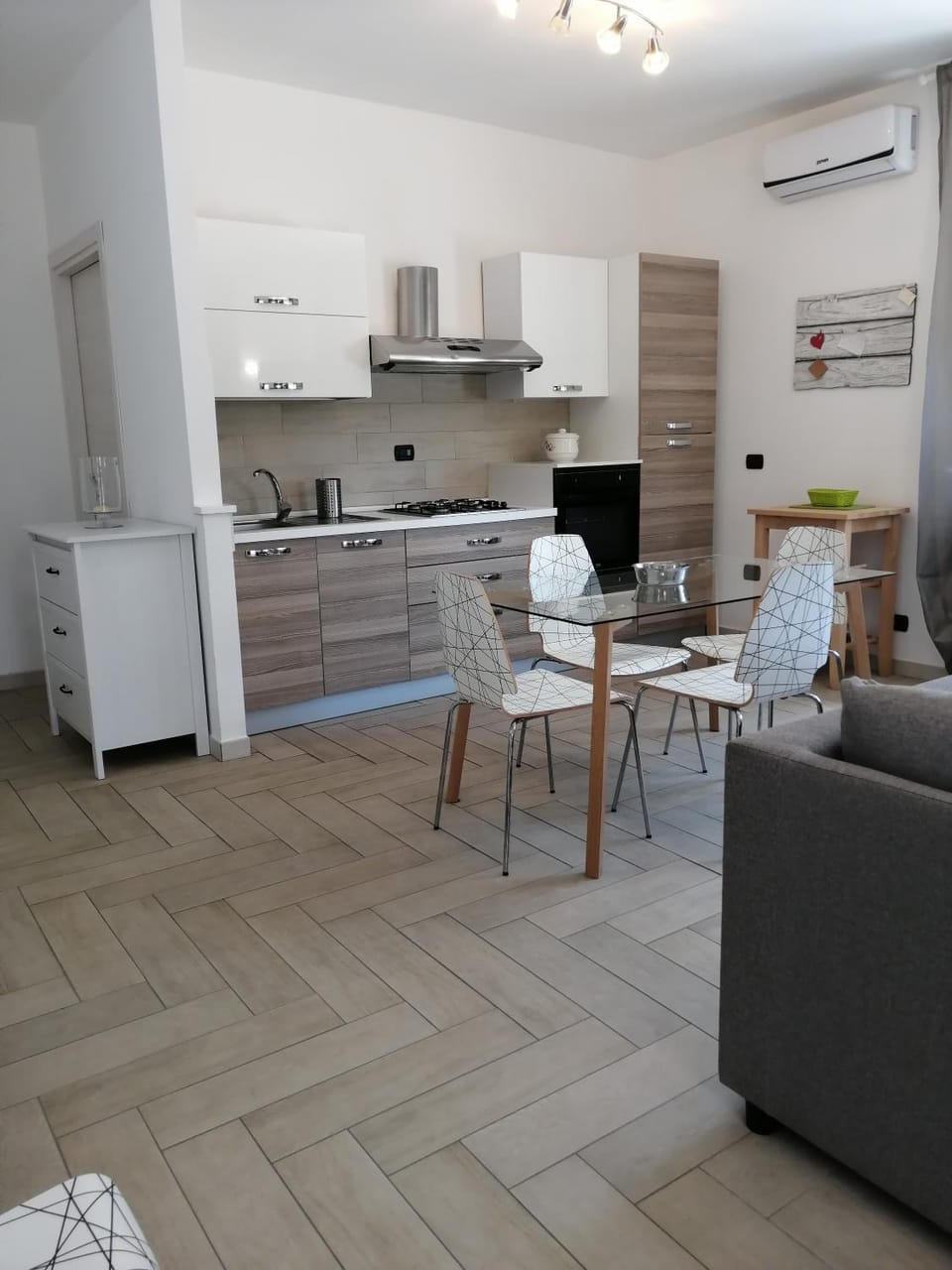 Kitchen or kitchenette, Living room, Seating area, Dining area