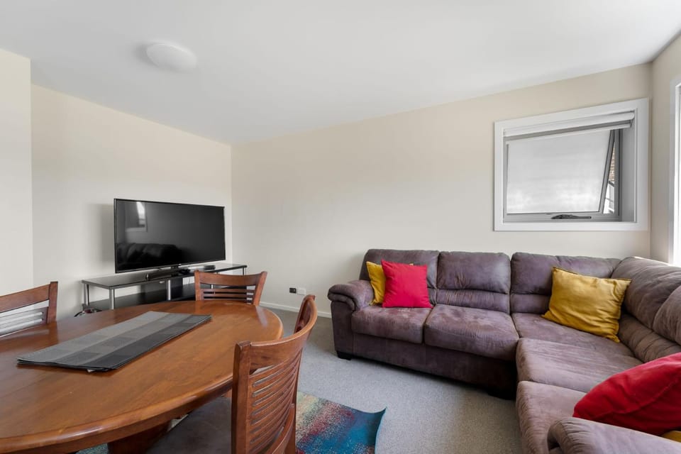 T Bar on Twynam - Modern 2BR Apartment l WiFi l Netflix l BBQ l Smart TV l Air-Con House in Jindabyne