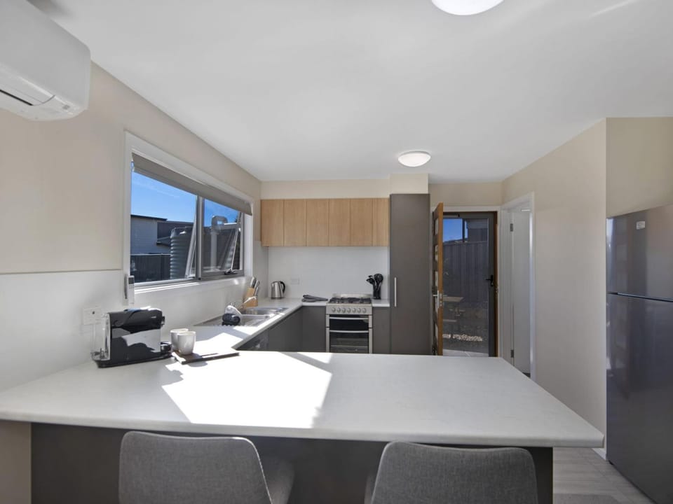 T Bar on Twynam - Modern 2BR Apartment l WiFi l Netflix l BBQ l Smart TV l Air-Con House in Jindabyne