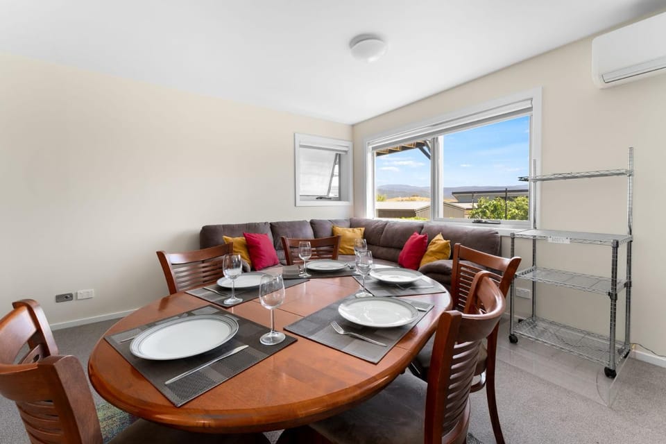 T Bar on Twynam - Modern 2BR Apartment l WiFi l Netflix l BBQ l Smart TV l Air-Con House in Jindabyne