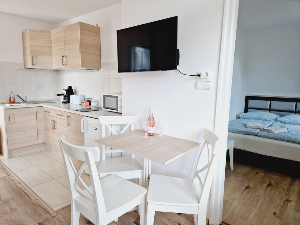 Bed, TV and multimedia, Coffee/tea facilities, Kitchen or kitchenette, Dining area, Bedroom, minibar, stove