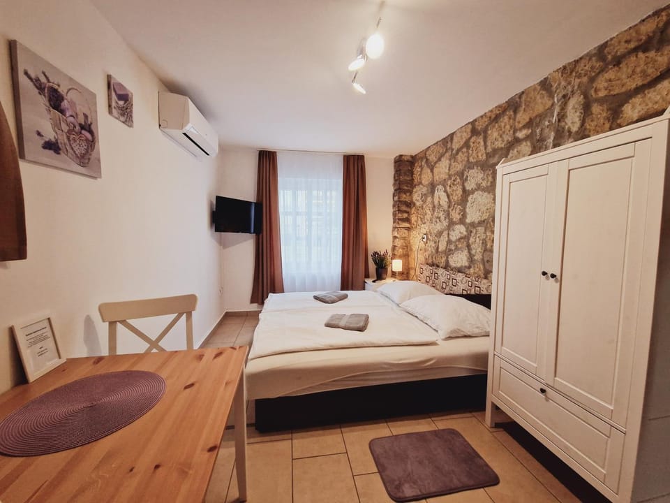 Bed, TV and multimedia, Seating area, Bedroom, wardrobe