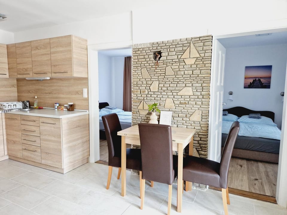 Kitchen or kitchenette, Seating area, Bedroom