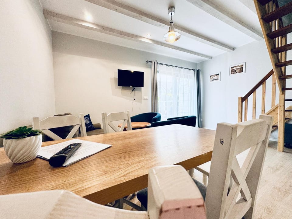TV and multimedia, Living room, Seating area, Dining area