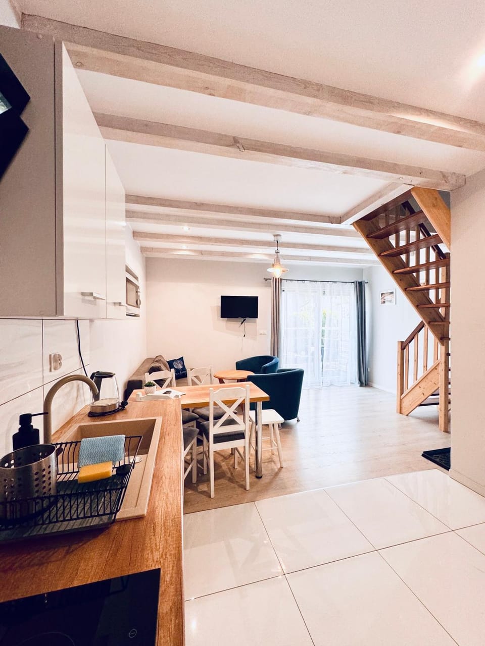 TV and multimedia, Kitchen or kitchenette, Living room, Seating area, Dining area