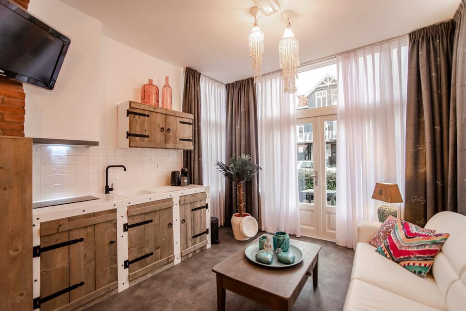 Kitchen or kitchenette, Seating area