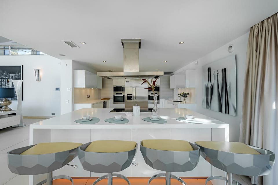 Kitchen or kitchenette, Seating area