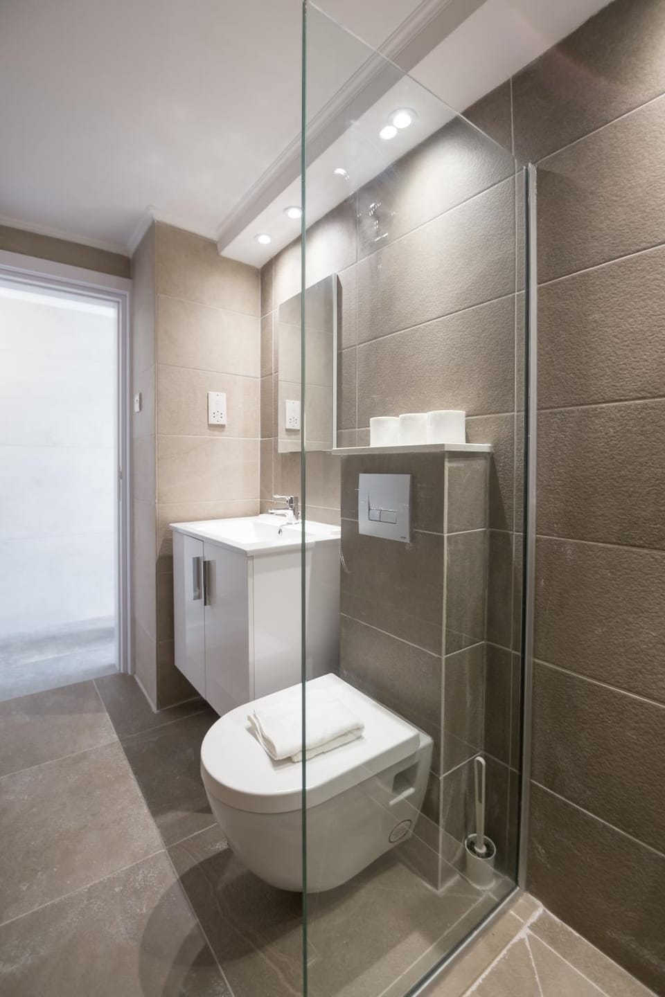 Shower, Toilet