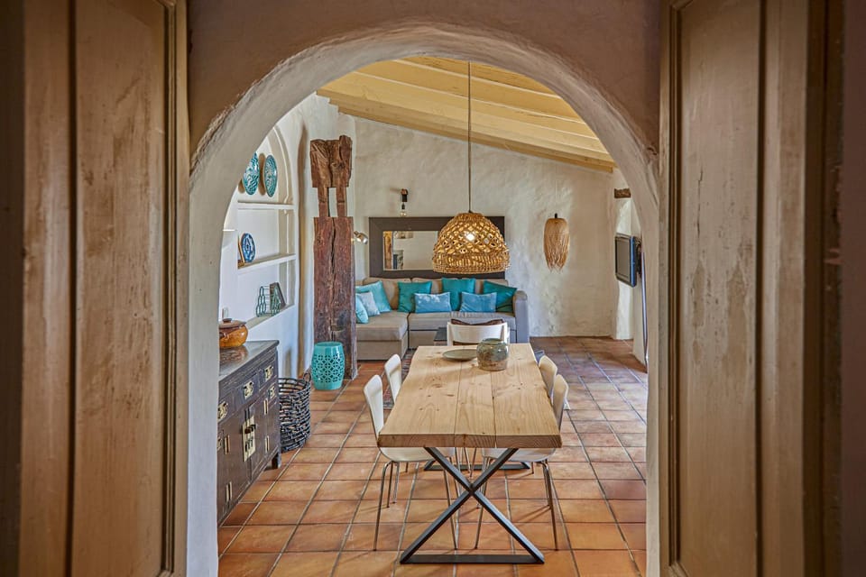 Coffee/tea facilities, Kitchen or kitchenette, Living room, Dining area