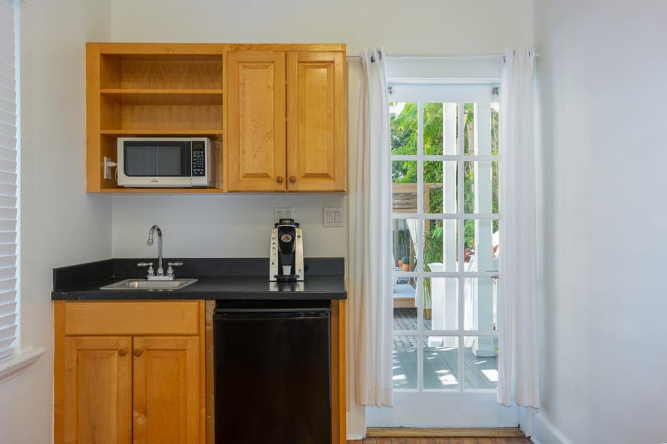 Coffee/tea facilities, Kitchen or kitchenette, Inner courtyard view