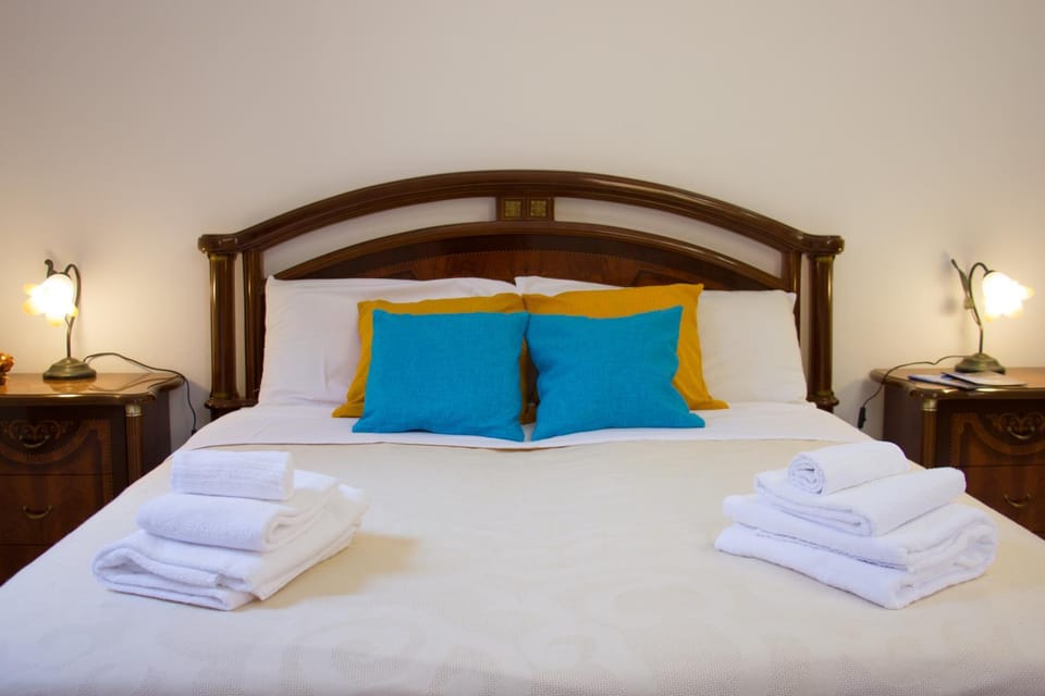 Bed, Photo of the whole room, Bedroom, towels