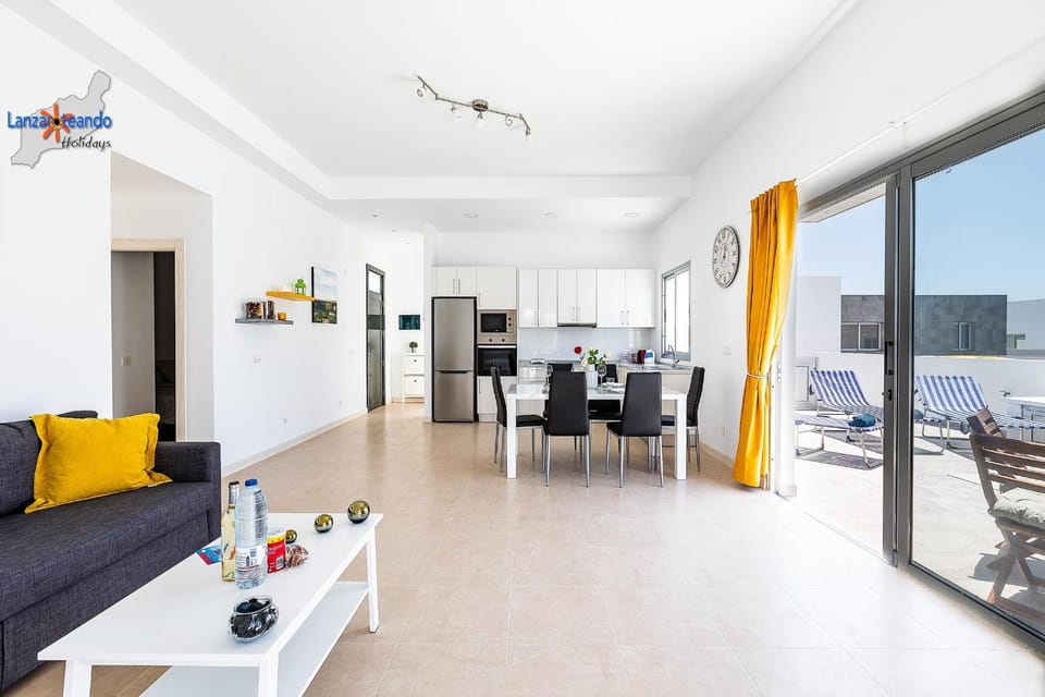 Balcony/Terrace, Kitchen or kitchenette, Living room, Food and drinks, Photo of the whole room, Seating area, Dining area, Area and facilities