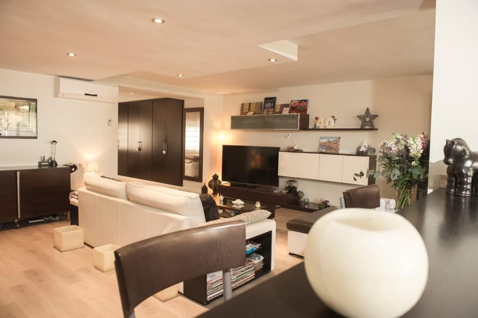 TV and multimedia, Living room, Lounge or bar, Dining area