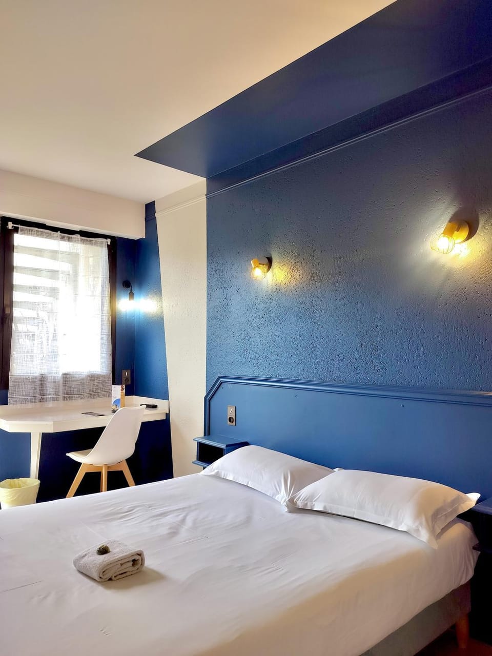 Bed, Photo of the whole room, Seating area, Bedroom