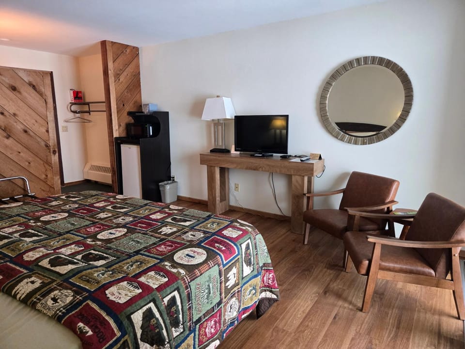 Communal lounge/ TV room, Bed, TV and multimedia, Living room, Photo of the whole room, Seating area, Evening entertainment, Bedroom