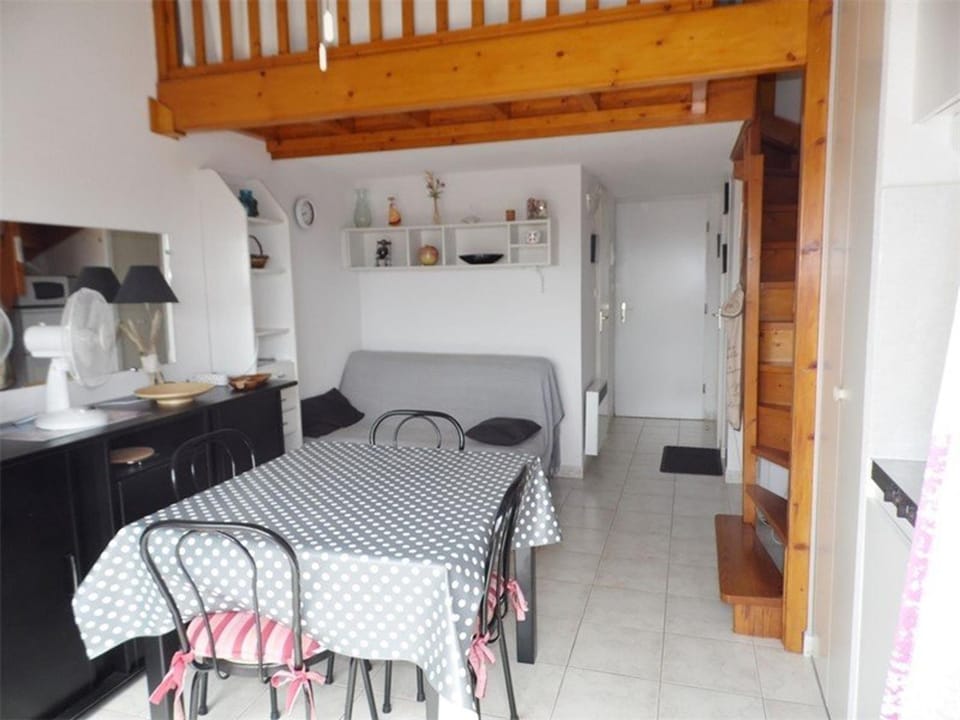 Studio cabine mezzanine cosy avec terrasse et parking privé, proche plages - 4 couchages - FR-1-326-606 Cabin in Marseillan