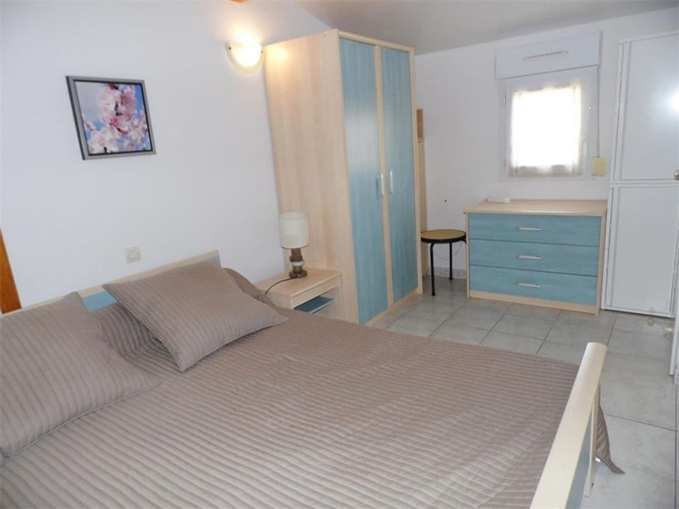 Studio cabine mezzanine cosy avec terrasse et parking privé, proche plages - 4 couchages - FR-1-326-606 Cabin in Marseillan