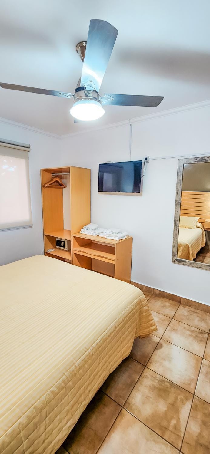 Bed, TV and multimedia, Photo of the whole room