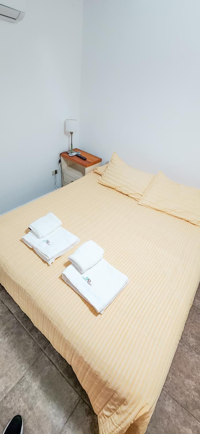 Bed, Bedroom, towels
