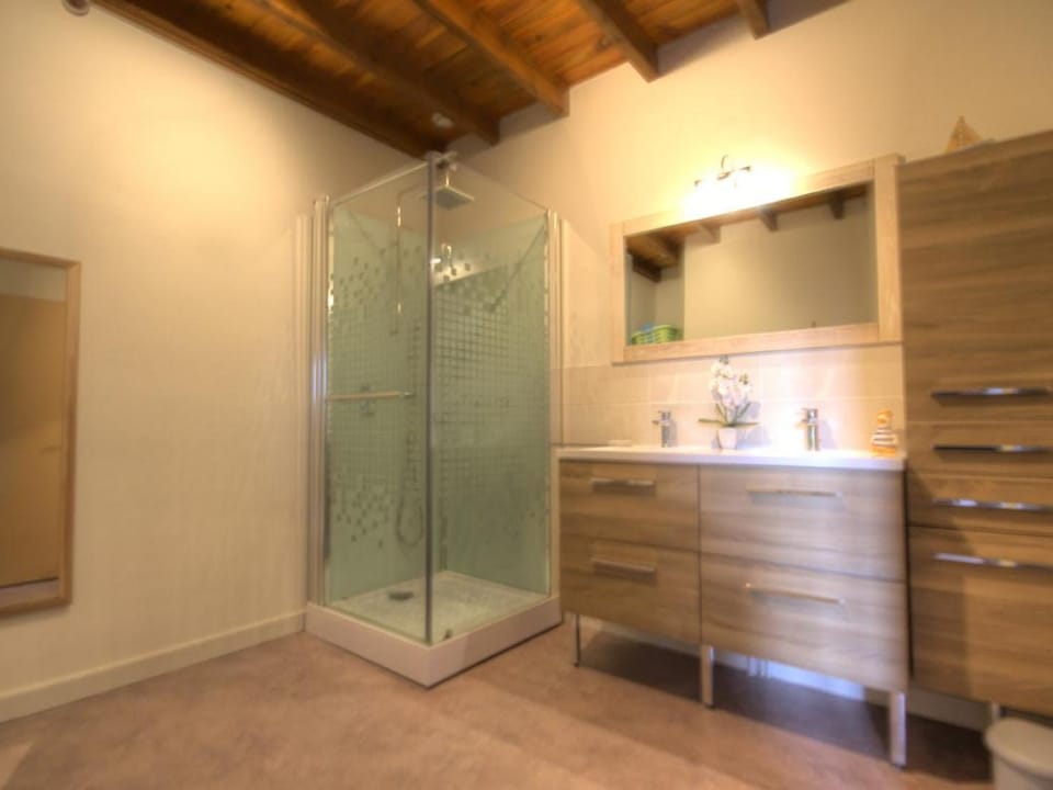 Gîte 80m² avec Terrasse, Wifi et Animaux Acceptés - FR-1-496-113 House in Auvergne-Rhône-Alpes