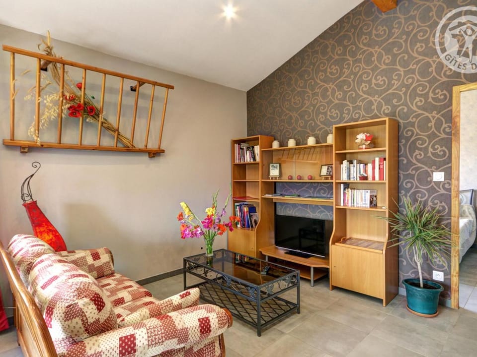 Gîte confortable à Genilac avec terrasse et jardin, idéal pour 2 personnes - FR-1-496-114 House in Auvergne-Rhône-Alpes