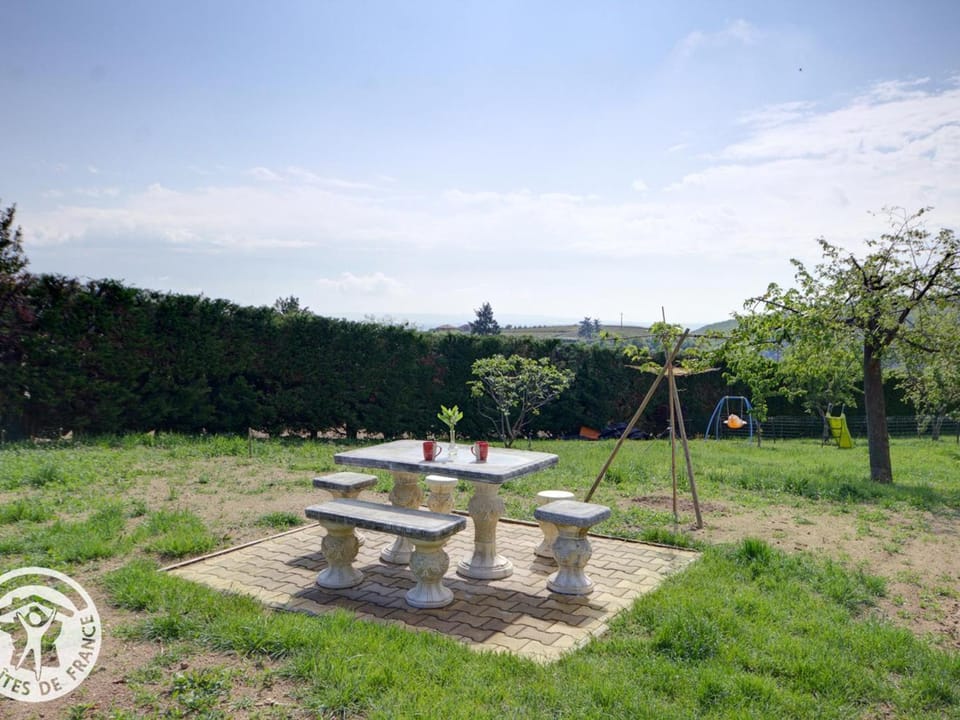 Gîte Studio avec Terrasse Privée au Cœur du Vignoble - FR-1-496-116 House in Auvergne-Rhône-Alpes